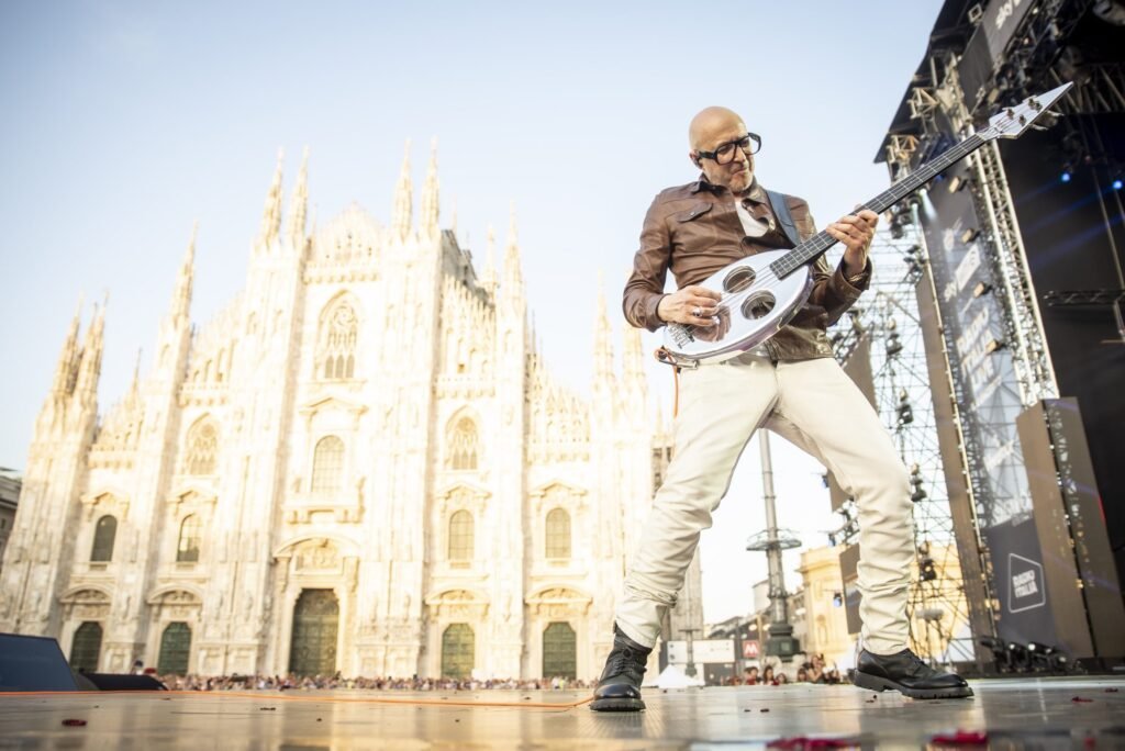 Saturnino davanti a fan e addetti ai lavori