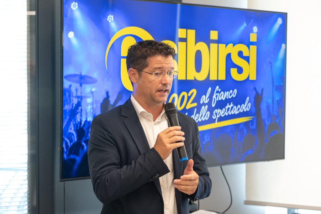 Esibirsi cambia casa